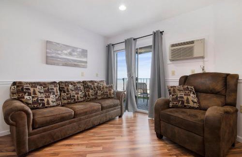 Traverse City Casa | Beachfront Walkout Condo Pointes North Resort 2874