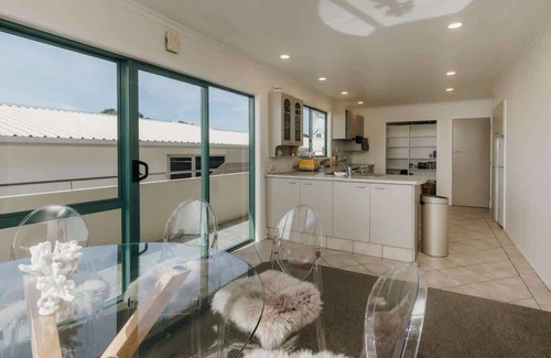 Bell Block Casa | Beachfront Wanaka Beachhouse with Views