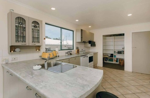 Bell Block Casa | Beachfront Wanaka Beachhouse with Views