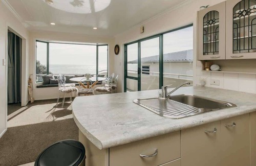 Bell Block Casa | Beachfront Wanaka Beachhouse with Views