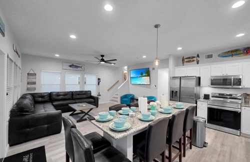Port Bolivar Casa | BeachfrontHeatedPool!HotTub!Weddings!EventParking!Sleep24!Pets!Starlink!PuttPutt
