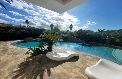Denia Villa | Villa cerca de la playa con piscina de agua salada, hidromasaje, cocina al aire libre, vista a la montaña para 10
