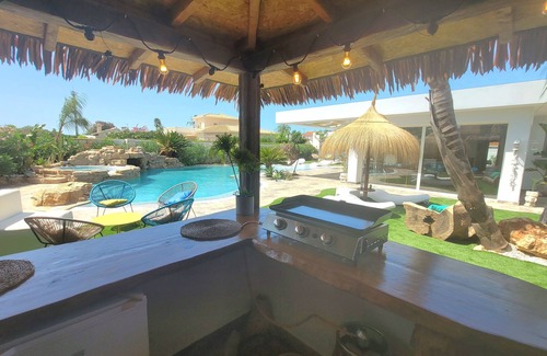 Denia Villa | Villa cerca de la playa con piscina de agua salada, hidromasaje, cocina al aire libre, vista a la montaña para 10