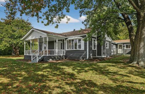 Waukegan Casa | Beachpark Retreat Home-Huge outdoor fun, Game,Navy