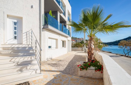 Vinisce Villa | Villa de lujo frente al mar con piscina en la azotea, gimnasio y spa a solo 20 min. Desde el aeropuerto de Split