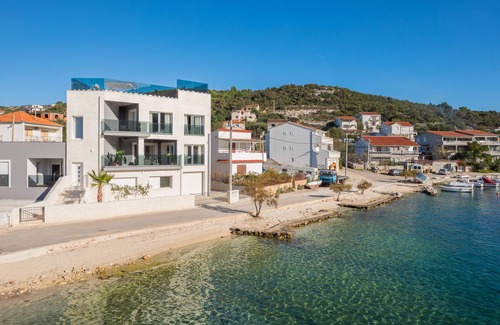 Vinisce Villa | Villa de lujo frente al mar con piscina en la azotea, gimnasio y spa a solo 20 min. Desde el aeropuerto de Split