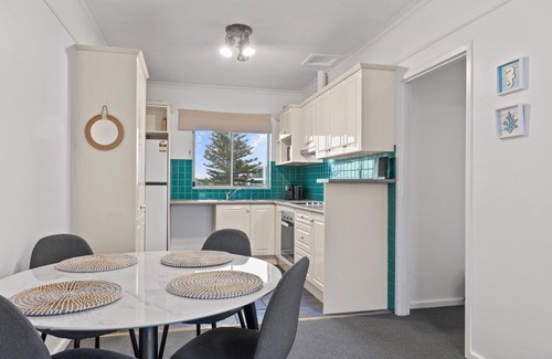 Glenelg North Apartamento | Beachside 2-Bed Apartment with Balcony Views