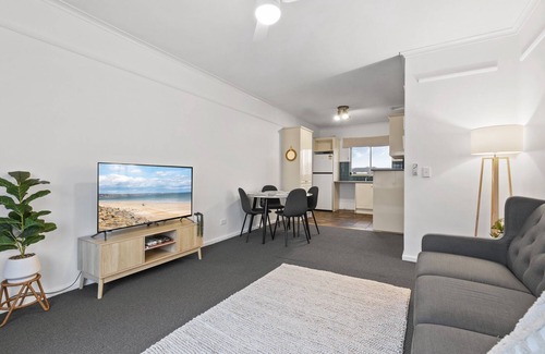 Glenelg North Apartamento | Beachside 2-Bed Apartment with Balcony Views