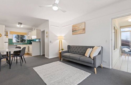 Glenelg North Apartamento | Beachside 2-Bed Apartment with Balcony Views