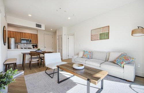 Downtown Apartamento | Beachside 2BD 2BA, 12Min Walk to Santa Monica Pier