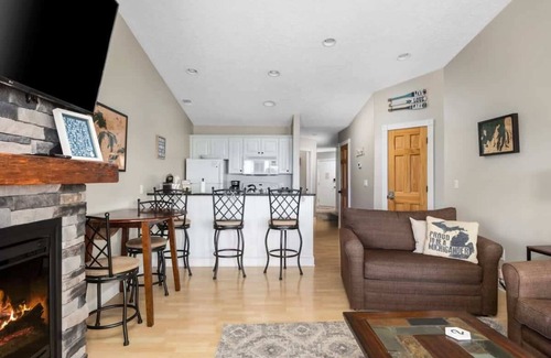 Traverse City Condominio | Beachside 329 Waterfront Condo