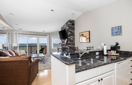 Traverse City Condominio | Beachside 329 Waterfront Condo