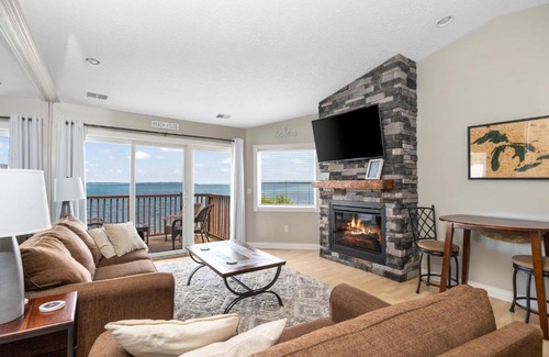 Traverse City Apartamento | Beachside 329 Waterfront Condo