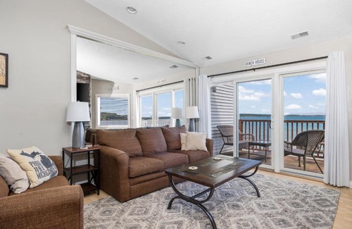 Traverse City Apartamento | Beachside 329 Waterfront Condo