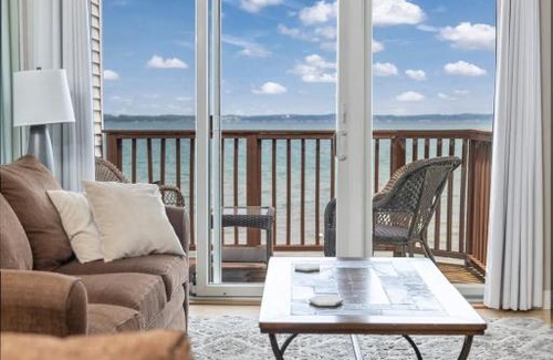 Traverse City Apartamento | Beachside 329 Waterfront Condo