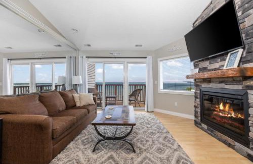 Traverse City Apartamento | Beachside 329 Waterfront Condo