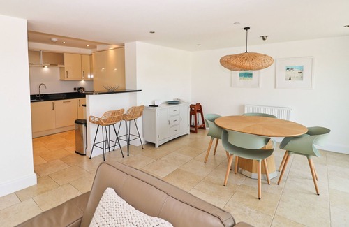 Constantine Bay Apartamento | Beachside apartment with a private patio garden and beautiful sea views