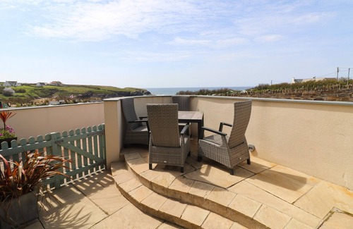 Constantine Bay Apartamento | Beachside apartment with a private patio garden and beautiful sea views