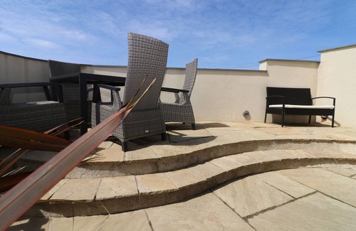 Constantine Bay Apartamento | Beachside apartment with a private patio garden and beautiful sea views