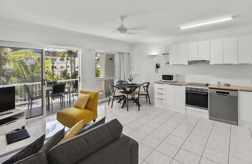Clifton Beach Apartamento | Apartamento junto a la playa con vistas a la piscina y al jardín.