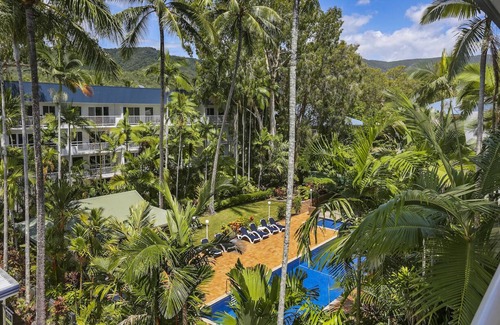 Clifton Beach Apartamento | Apartamento junto a la playa con vistas a la piscina y al jardín.