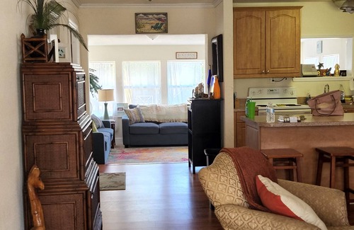 Indialantic Casa | Beachside Beach Retreat-Walk to the beach!(Pet-friendly)