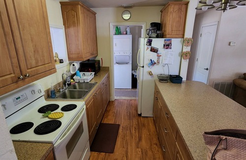 Indialantic Casa | Beachside Beach Retreat-Walk to the beach!(Pet-friendly)