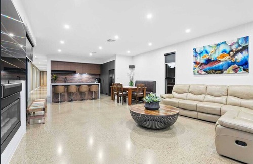 Semaphore Park Casa | Beachside Beauty in Semaphore South