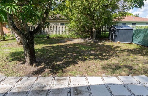 Pompano Beach Casa | Beachside Bliss Cozy 2 BD Retreat Pompano Beach
