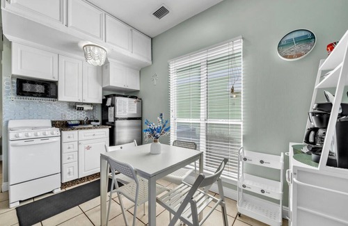 Crystal Beach Cabaña | Beachside Bliss Full Cottage~Location, Crystal Beach, Destin~Steps to Beach/Pool