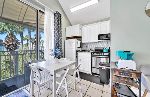 Crystal Beach Cabaña | Beachside Bliss Full Cottage~Location, Crystal Beach, Destin~Steps to Beach/Pool