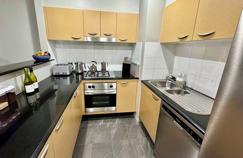 Cronulla Apartamento | Beachside Bliss just a sand castle from everything, 2BR, 2BA Apartment, sleeps 6