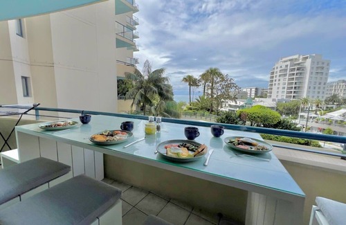 Cronulla Apartamento | Beachside Bliss just a sand castle from everything, 2BR, 2BA Apartment, sleeps 6