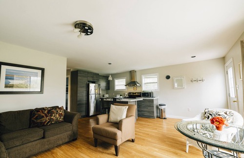 Summerside Cabina | Beachside Bliss:Renovated Cottage near Amusement Parks | WiFi, BBQ, Patio