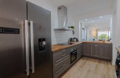 Albufeira Apartamento | Beachside Bliss T2 with Pool & Beach Access by Drago Rentals