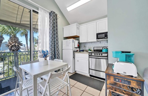 Crystal Beach Cabaña | Beachside Bungalow ~ Location! Crystal Beach, Destin ~ Steps to Beach & Pool