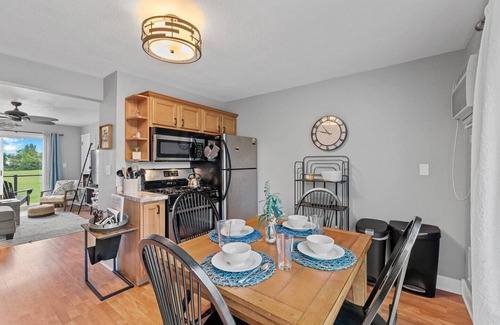 Sheboygan Condominio | Beachside Condo w/ Stunning Lake Views