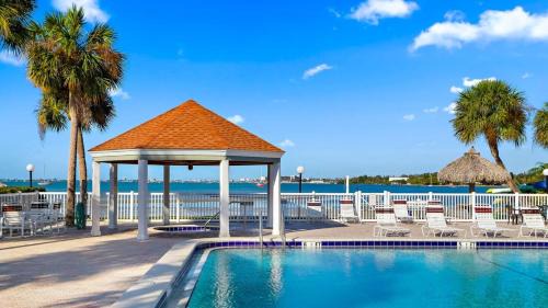 Bayview Casa | Beachside Condo Walk To Sand, Pool & Hot Tub
