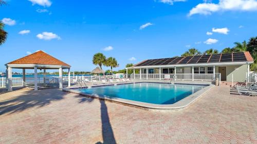 Bayview Casa | Beachside Condo Walk To Sand, Pool & Hot Tub