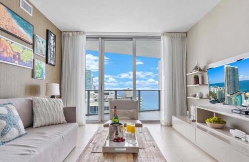 Hollywood South Central Beach Apartamento | Beachside Contemporary Residence in Lyfe