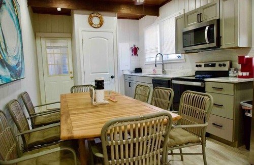 Downtown Myrtle Beach Casa | Beachside Cottage w/ Ocean Views-Trailers Welcome