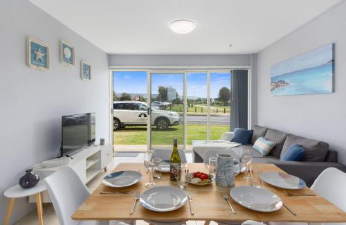 Towradgi Apartamento | 'Beachside Escape' A Breezy Waterfront Family Abode