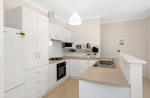Innaloo Villa | Beachside Gem in Doubleview, Free Wi-Fi, Parking