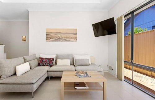 Innaloo Villa | Beachside Gem in Doubleview, Free Wi-Fi, Parking