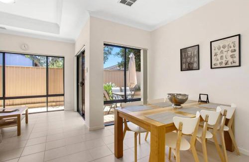Innaloo Villa | Beachside Gem in Doubleview, Free Wi-Fi, Parking