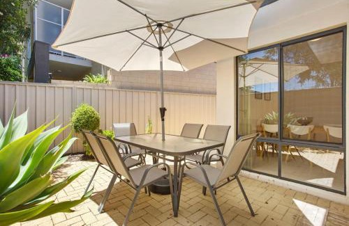 Innaloo Villa | Beachside Gem in Doubleview, Free Wi-Fi, Parking