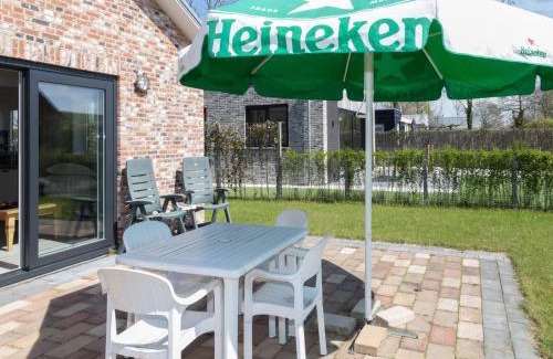 Baarland Casa | Beachside Getaway with Garden & barbecue