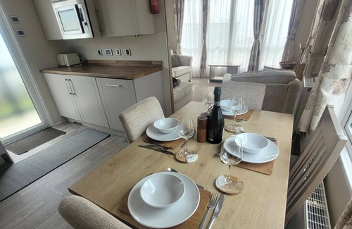 Morecambe Cabina | Beachside Holiday Retreat - Sleeps 6 & Parking