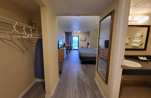 Daytona Beach Shores Hotel | Beachside Hotel