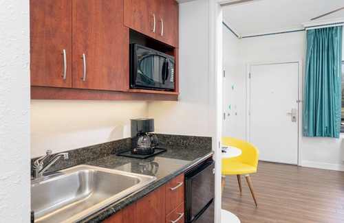 Cocoa Beach Hotel | Beachside Hotel & Suites